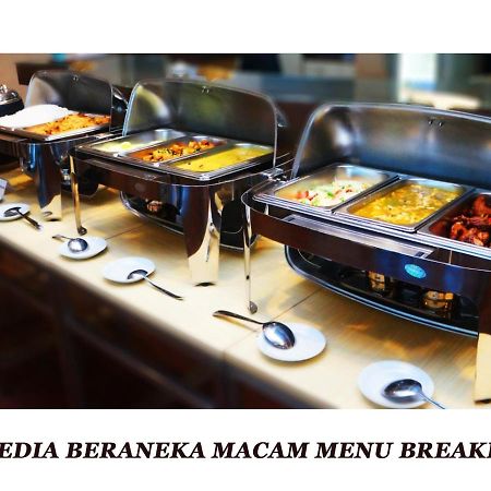 Merpati Hotel Pontianak Extérieur photo