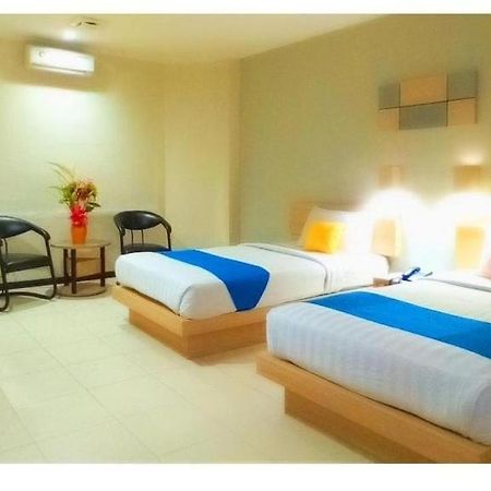 Merpati Hotel Pontianak Extérieur photo
