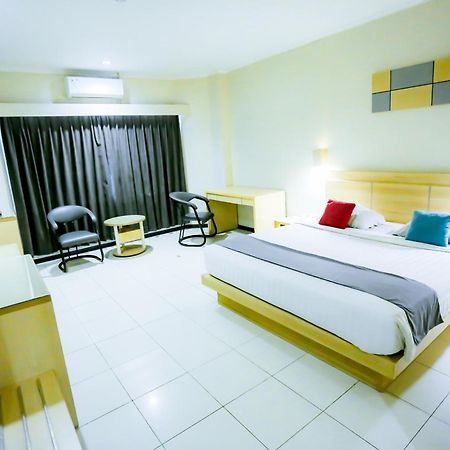 Merpati Hotel Pontianak Extérieur photo