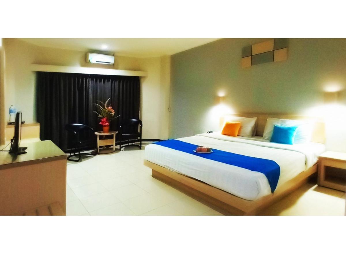 Merpati Hotel Pontianak Extérieur photo