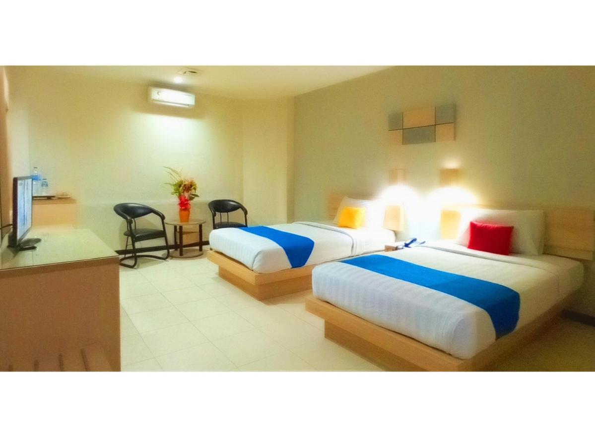 Merpati Hotel Pontianak Extérieur photo