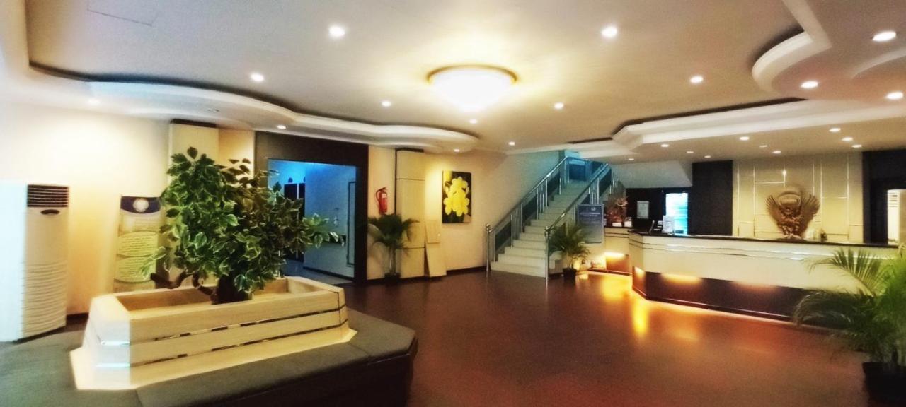 Merpati Hotel Pontianak Extérieur photo
