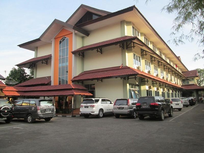 Merpati Hotel Pontianak Extérieur photo