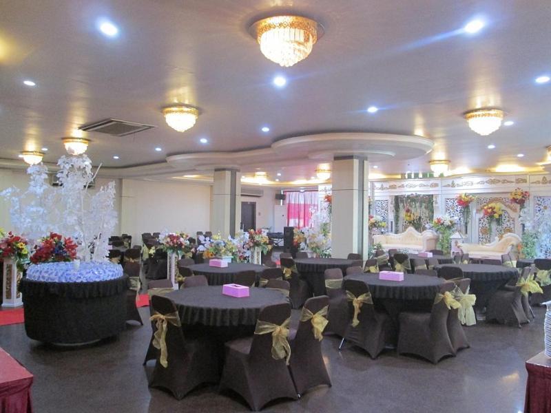 Merpati Hotel Pontianak Extérieur photo