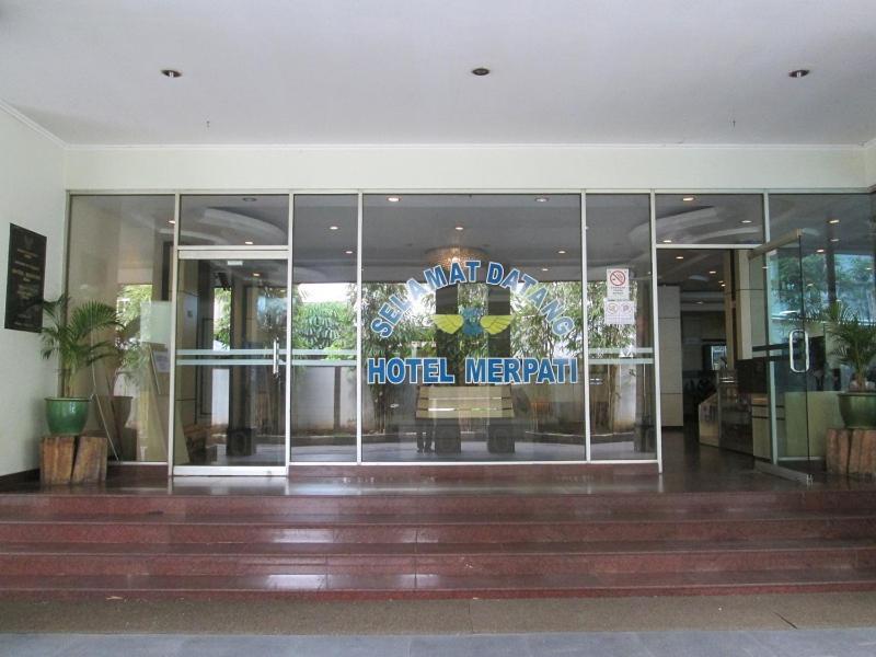 Merpati Hotel Pontianak Extérieur photo